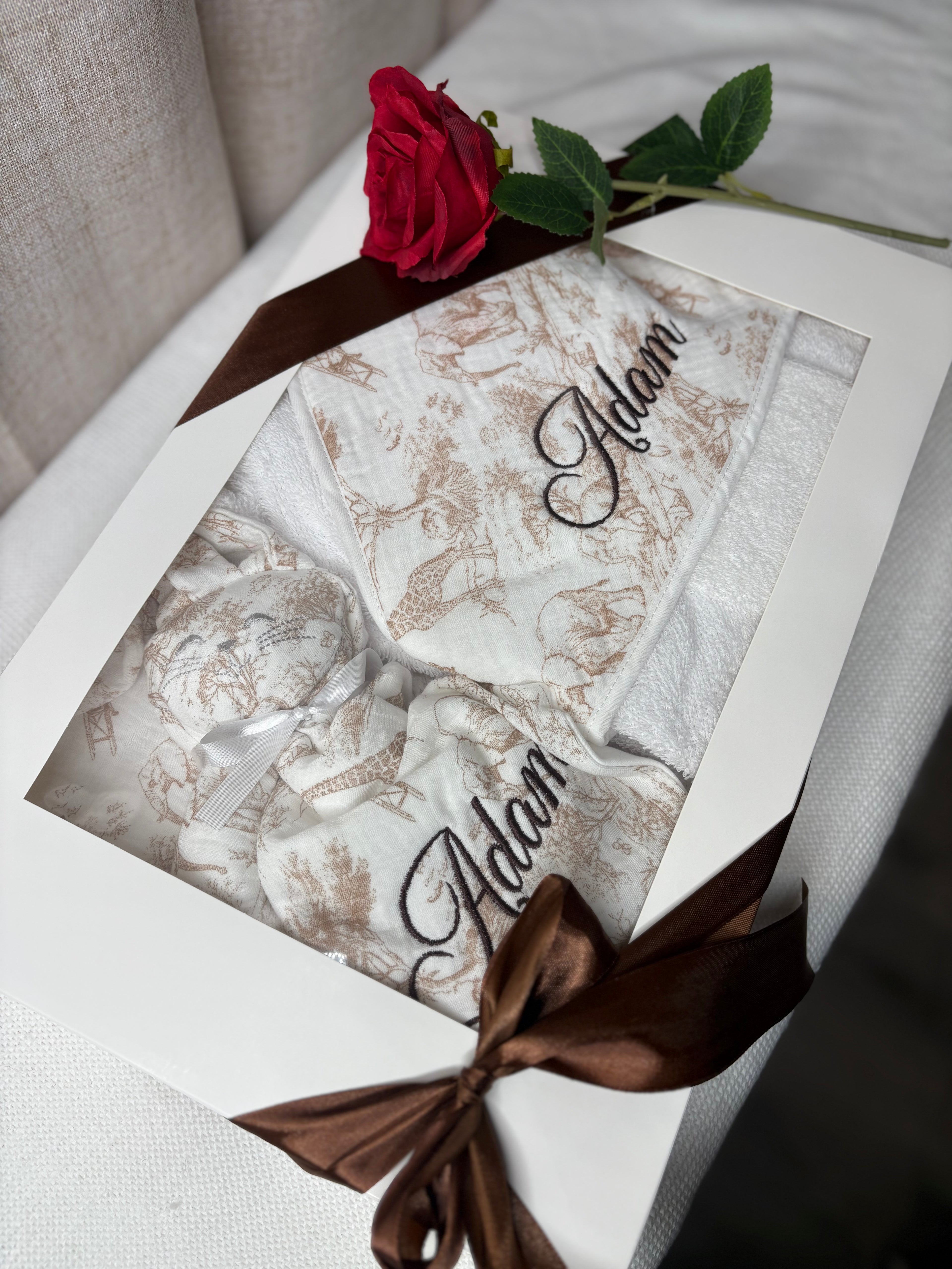 Coffret bébé couverture ,cape de bain, doudou ou protège carnet de santé