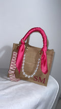 Petit sac en jute accesoirisé