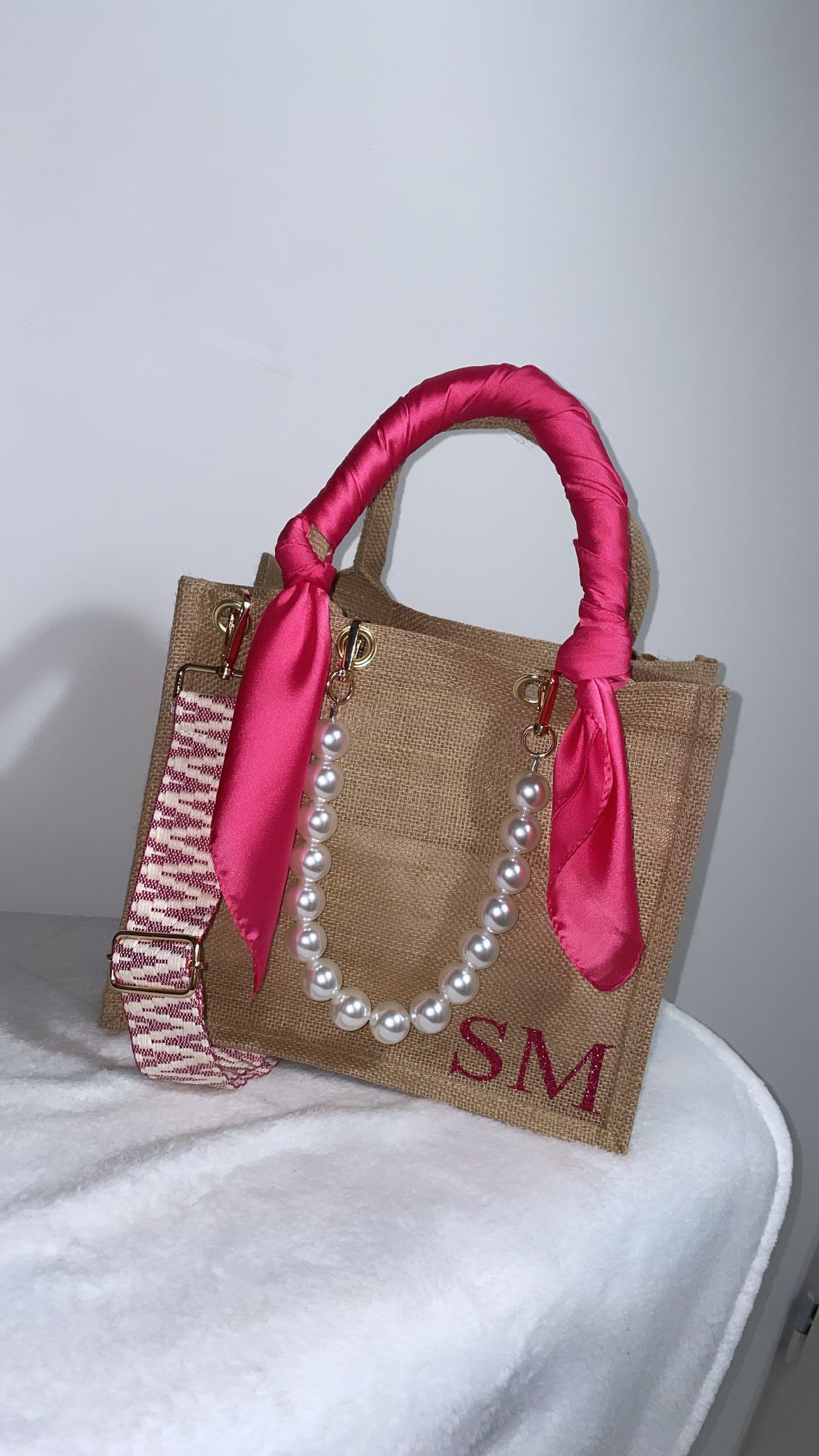 Petit sac en jute accesoirisé