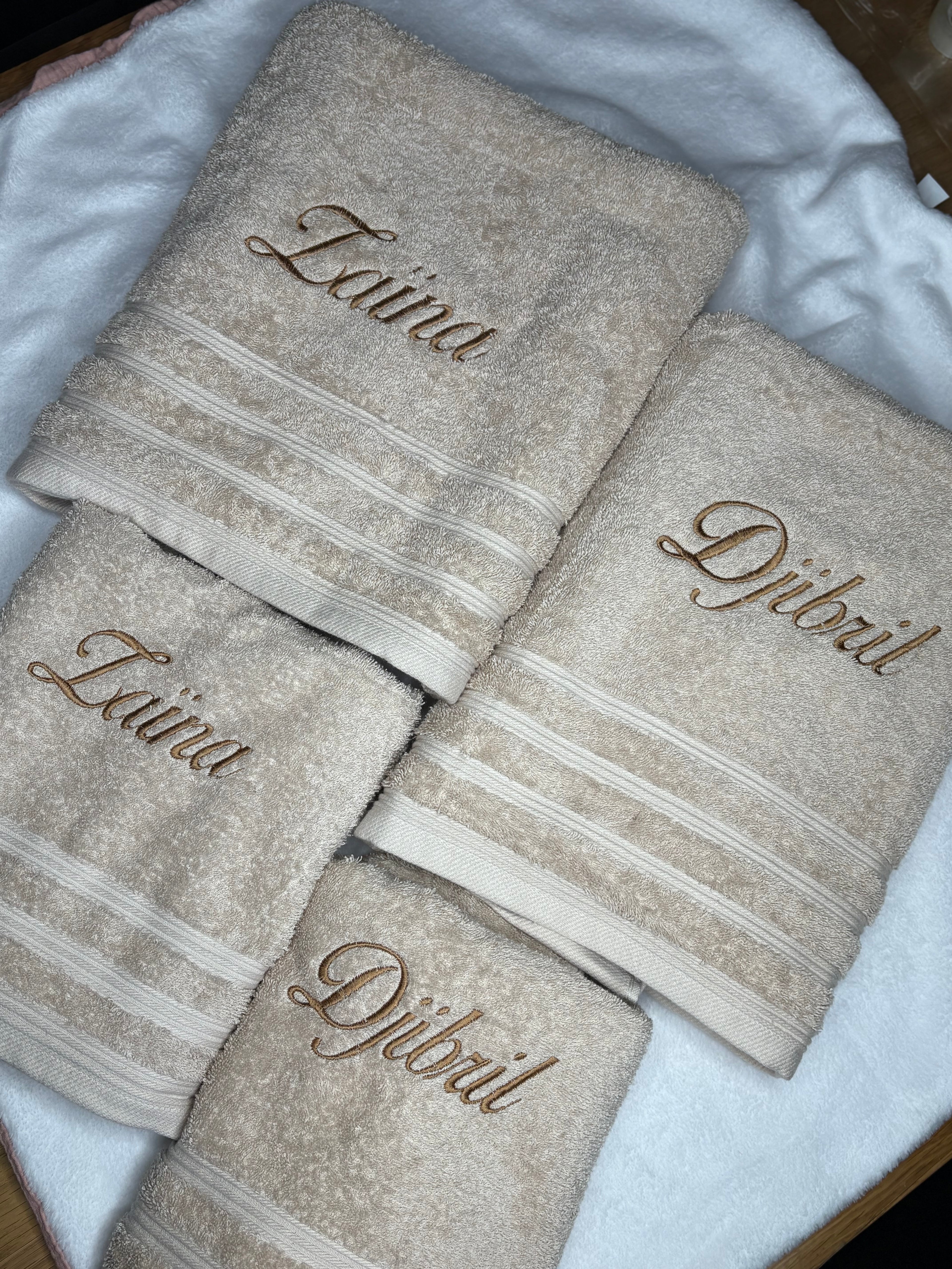 Coffret serviette brodé