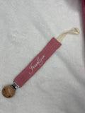 Attache tétine rose framboise brodé