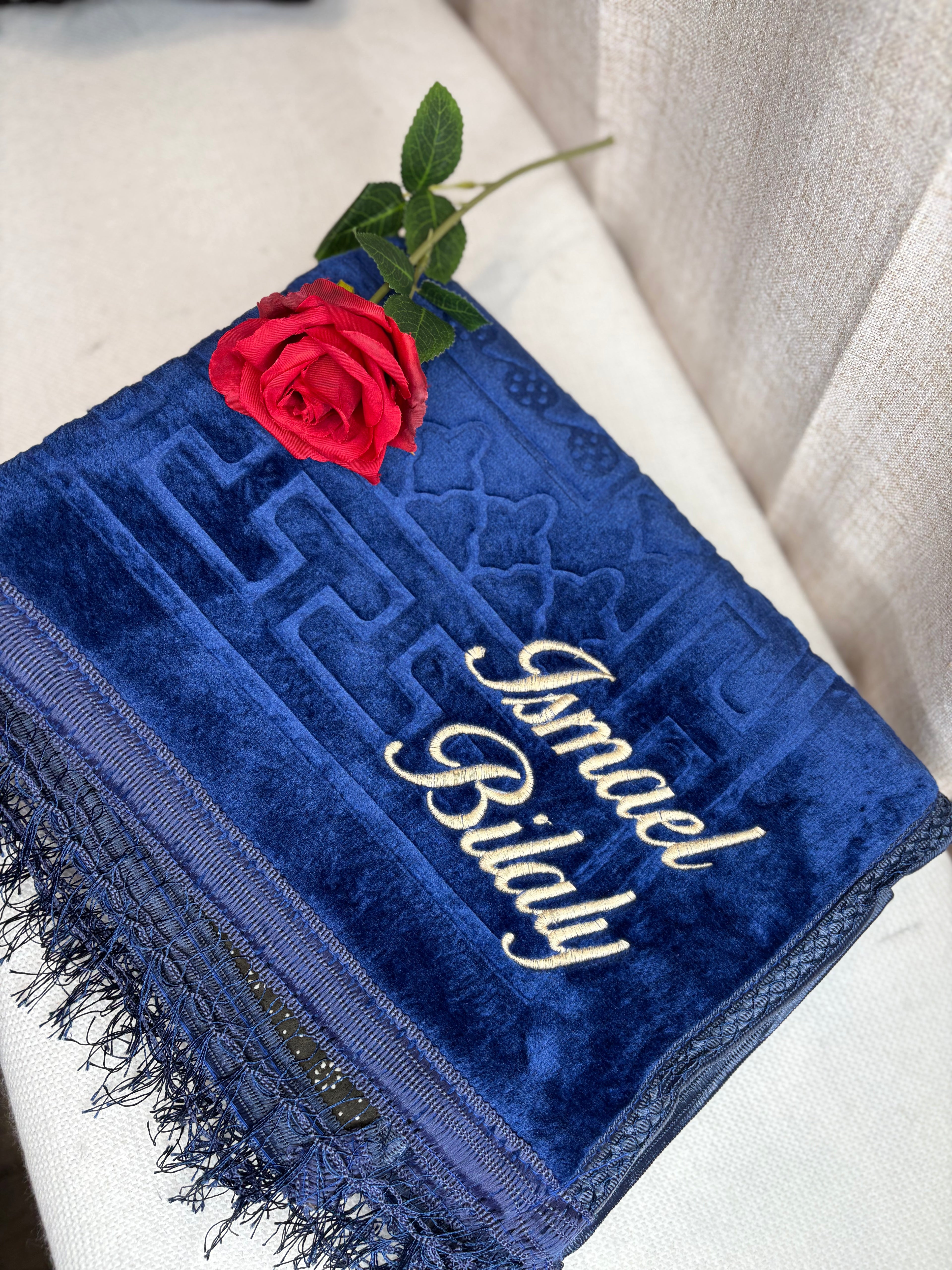 Tapis bleu nuit brodé