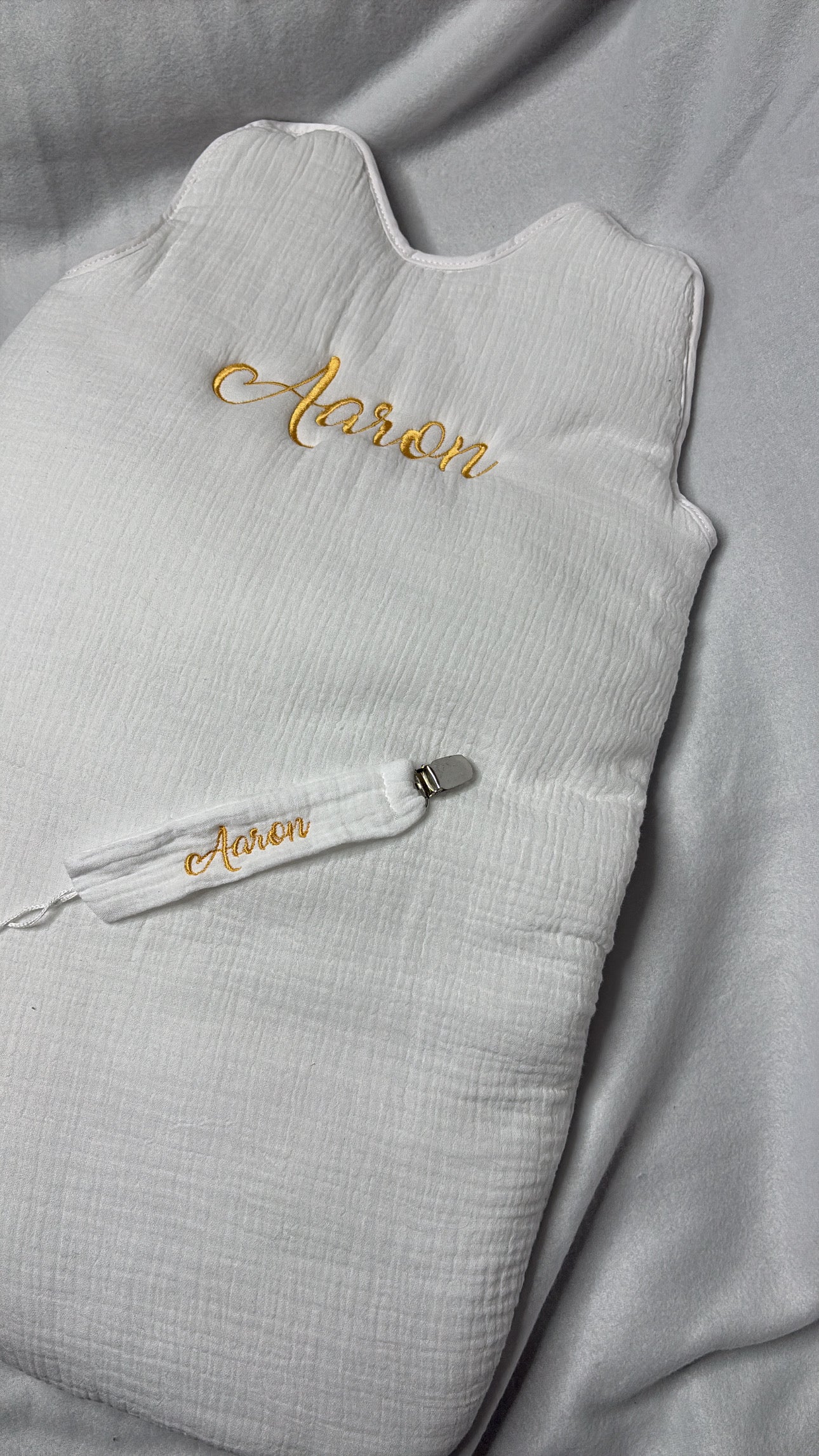 Gigoteuse blanche 25e et attache tétine 10e