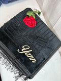 Tapis noir brodé