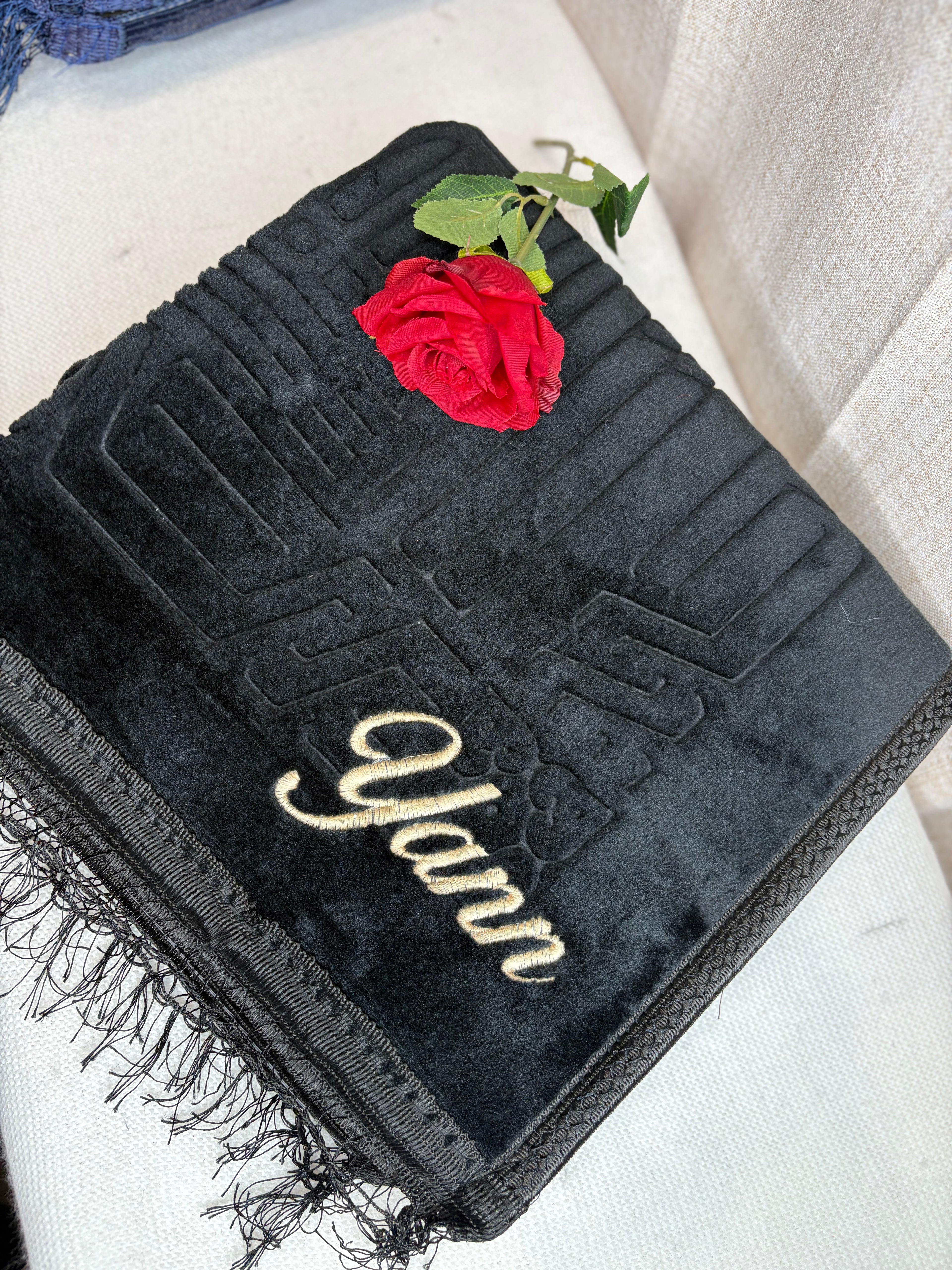 Tapis noir brodé