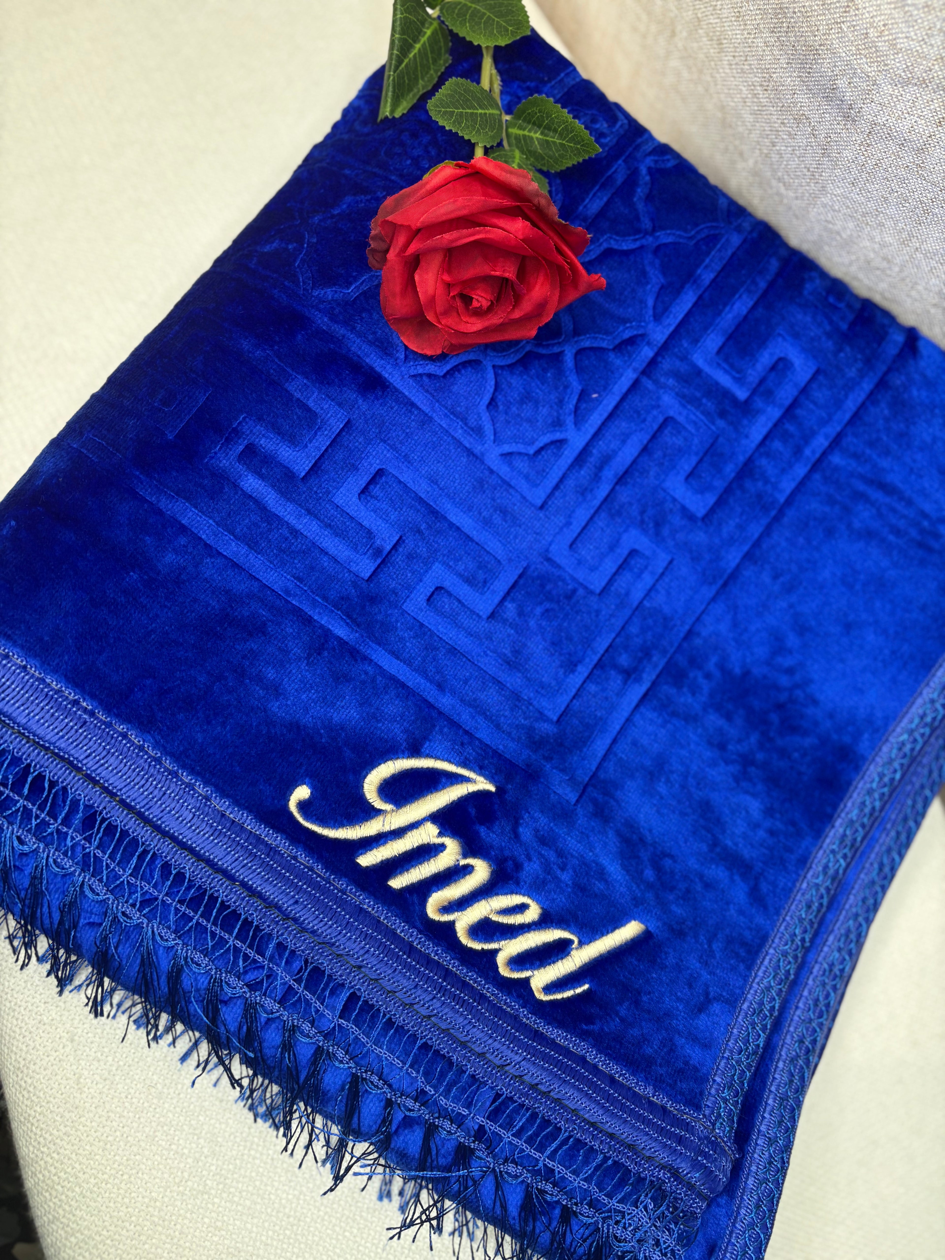 Tapis bleu royal brodé