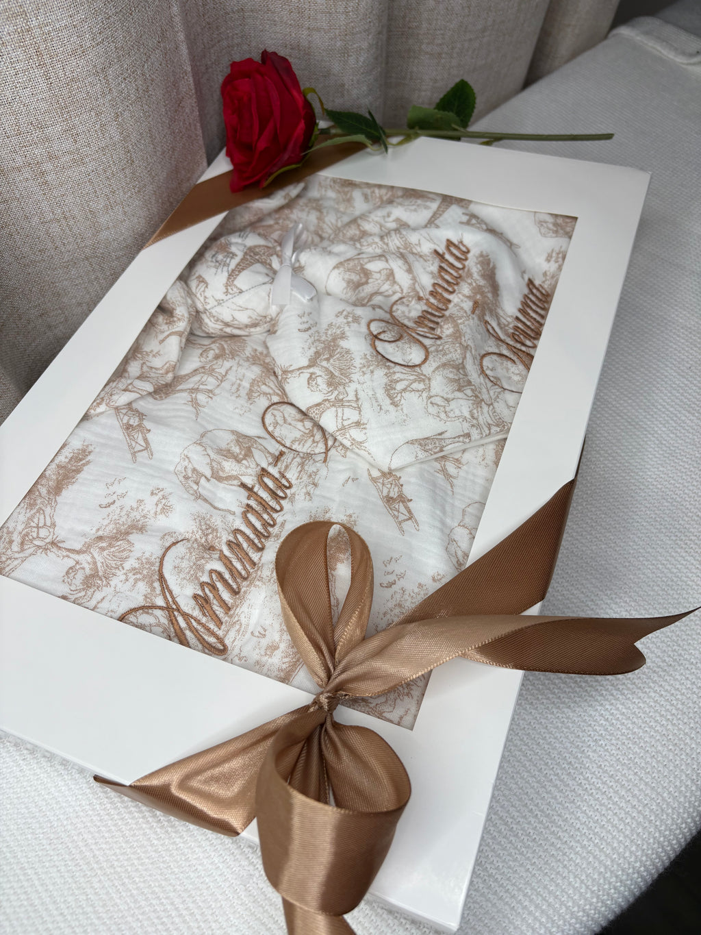 Coffret bébé couverture ,cape de bain, doudou ou protège carnet de santé