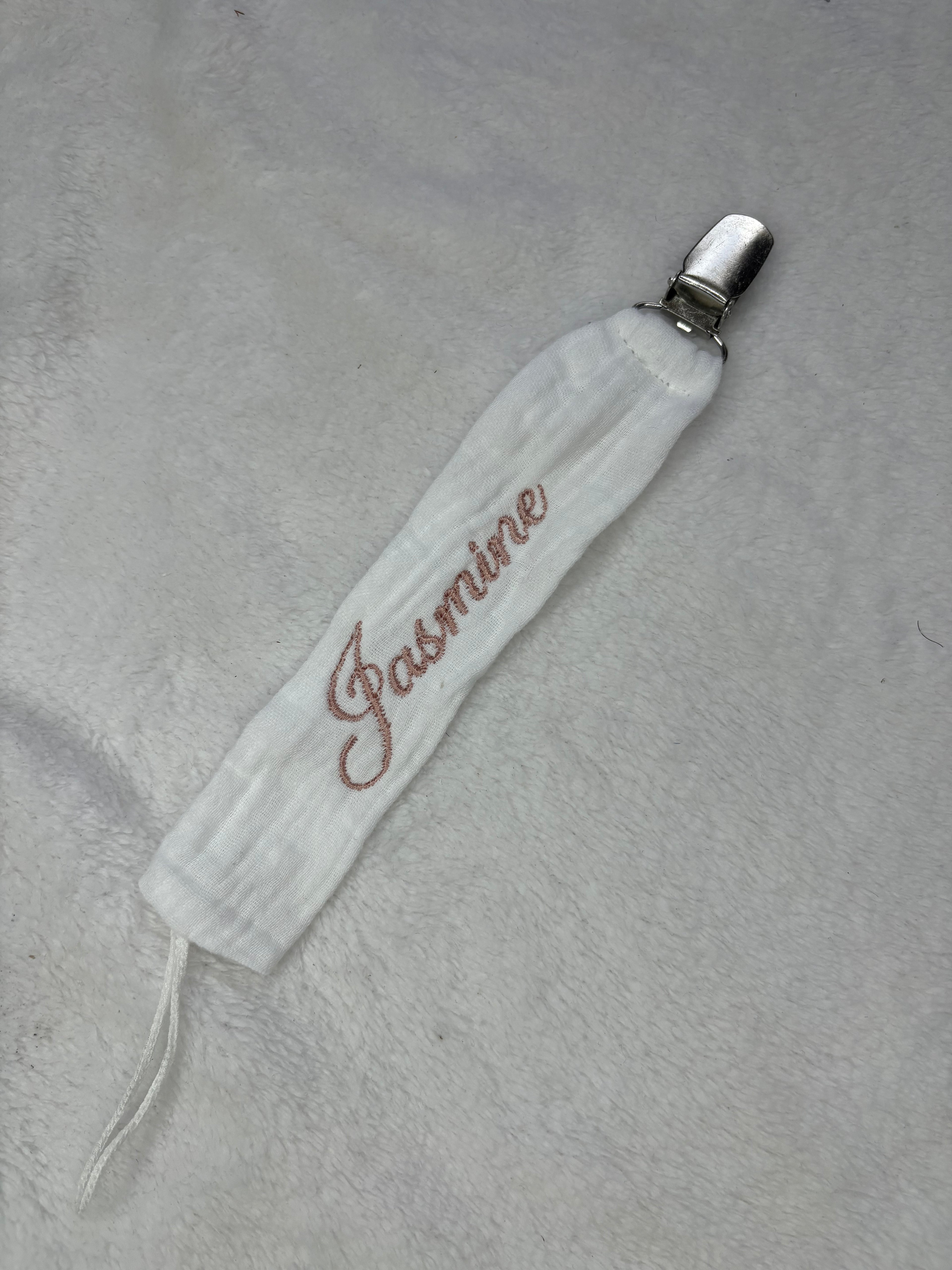 Attache tétine blanc brodé