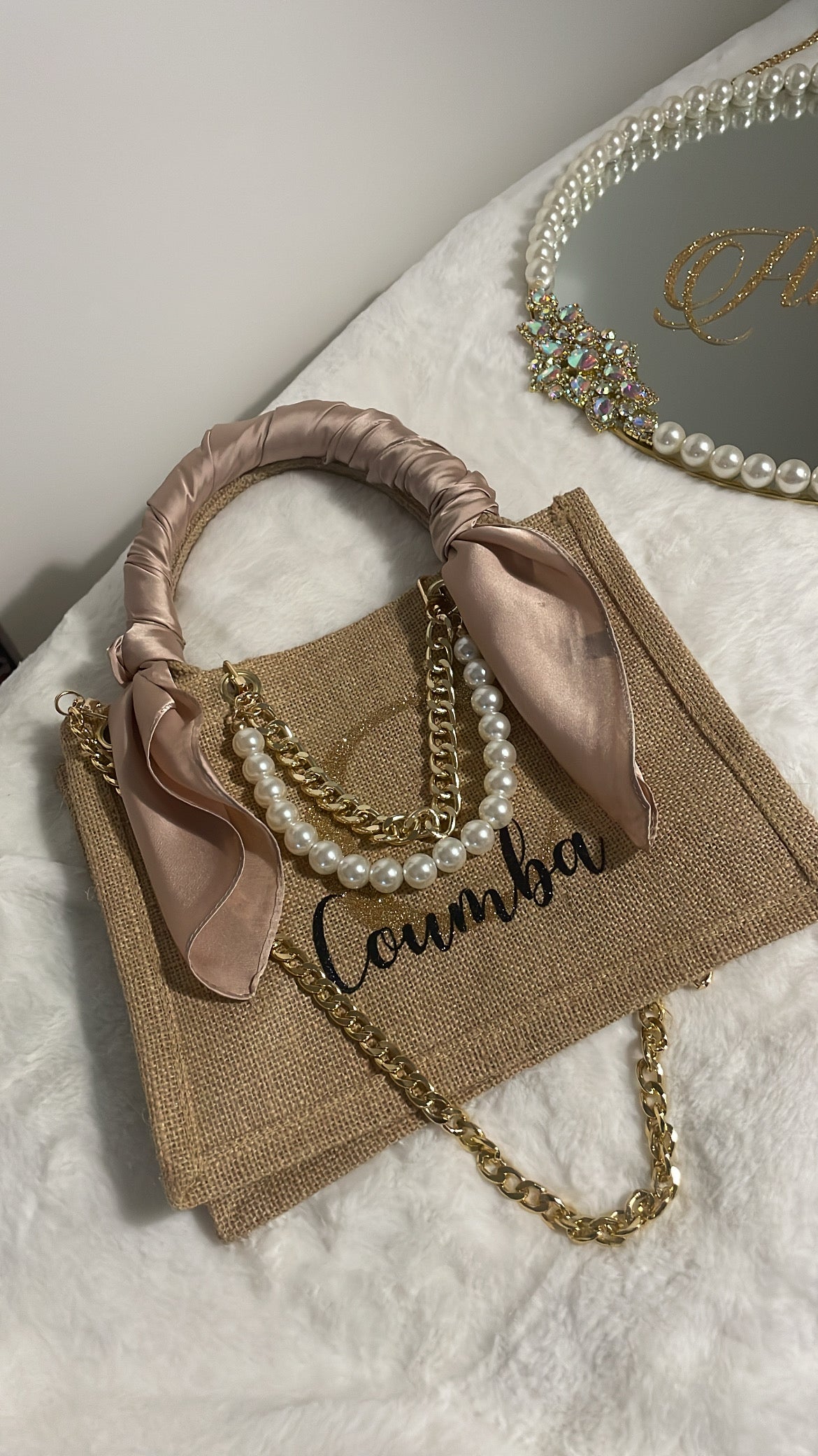 Petit sac en jute accesoirisé