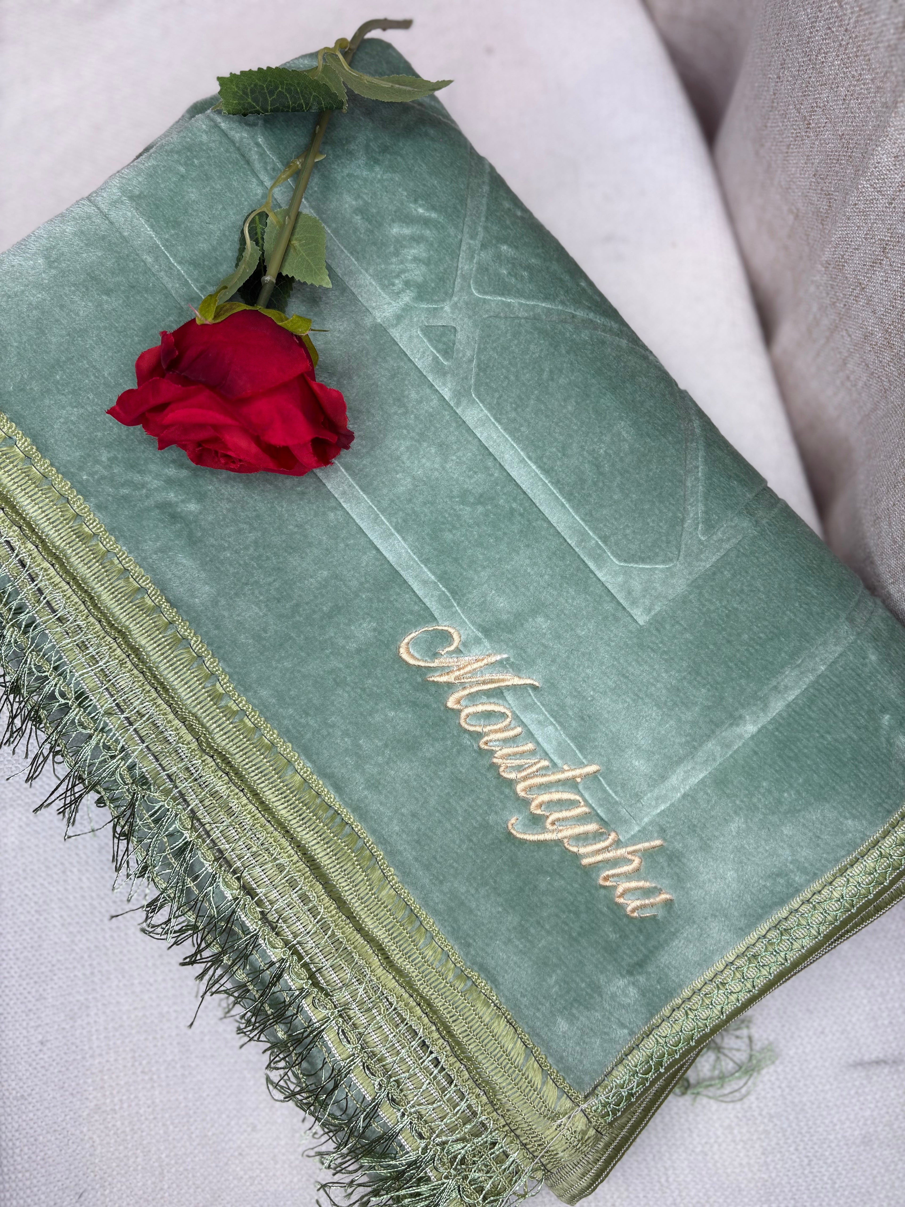 Tapis vert brodé