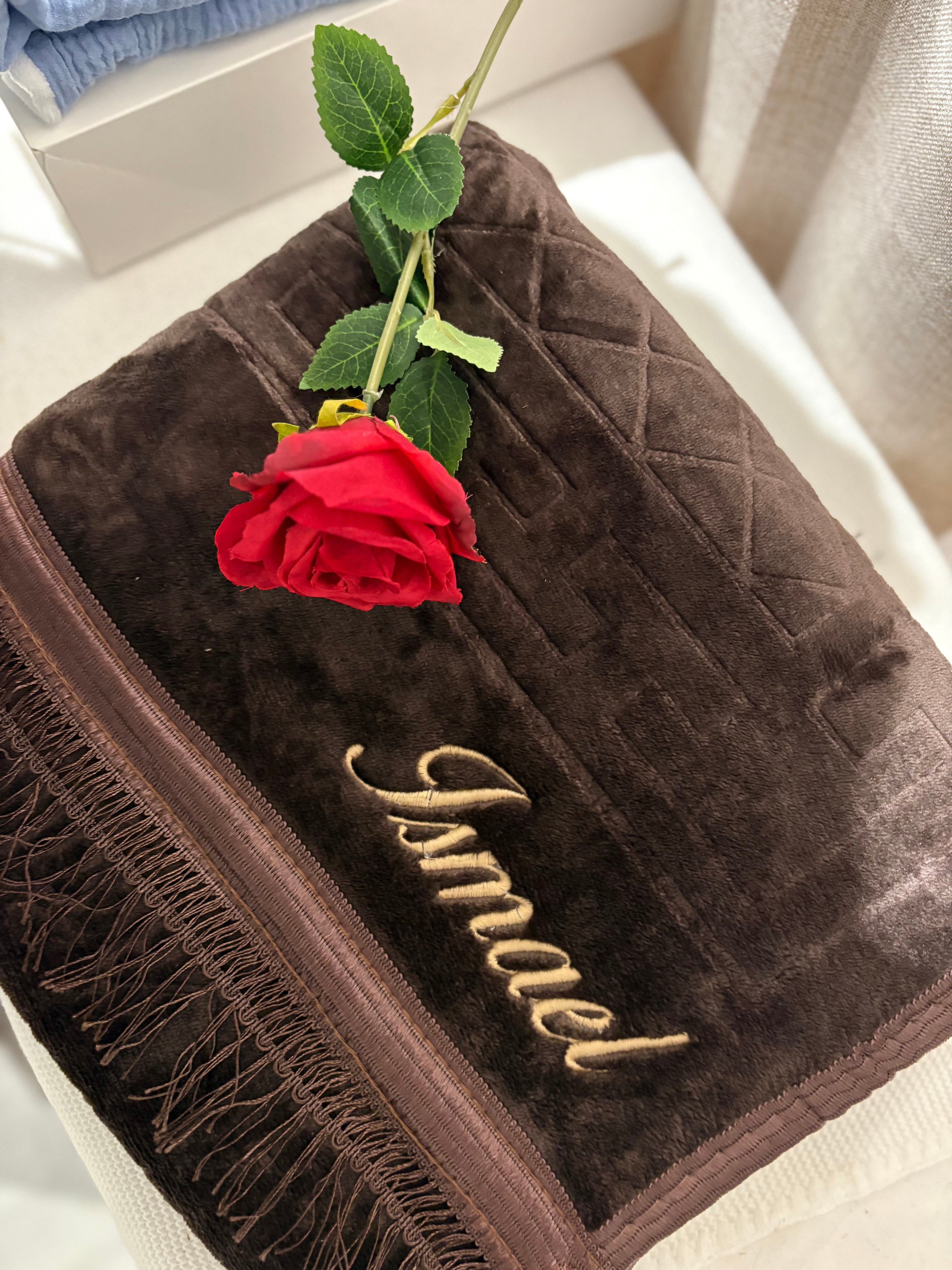 Tapis marron brodé