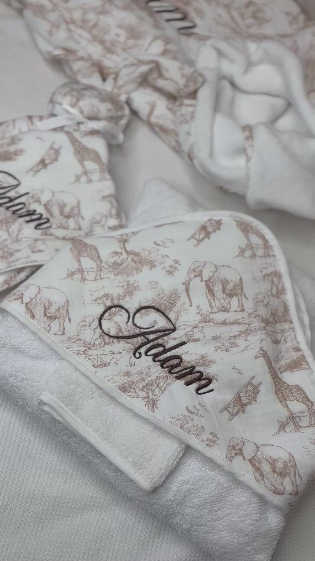 Coffret bébé couverture ,cape de bain, doudou ou protège carnet de santé