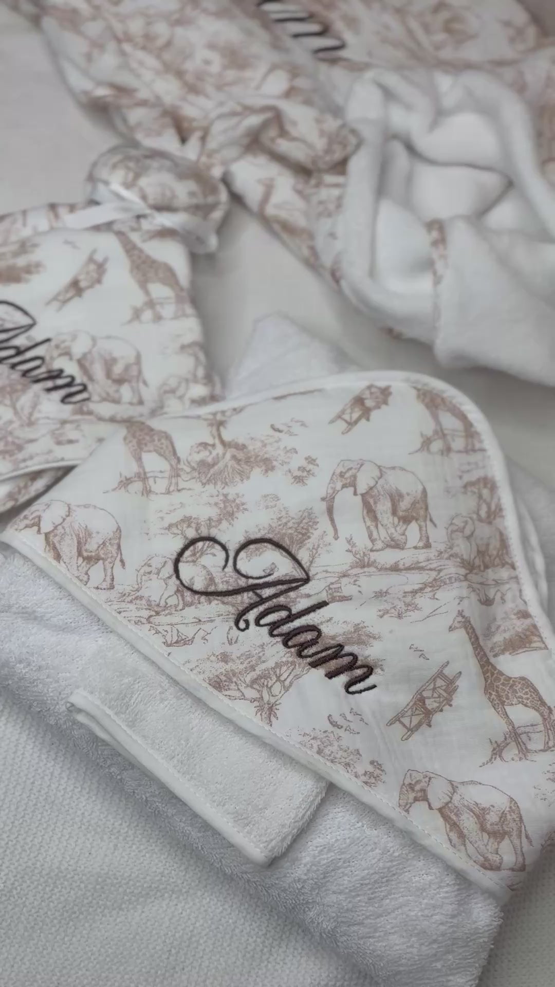 Coffret bébé couverture ,cape de bain, doudou ou protège carnet de santé
