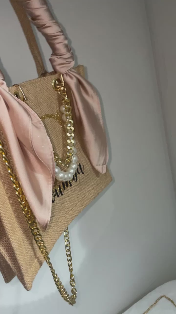 Petit sac en jute accesoirisé