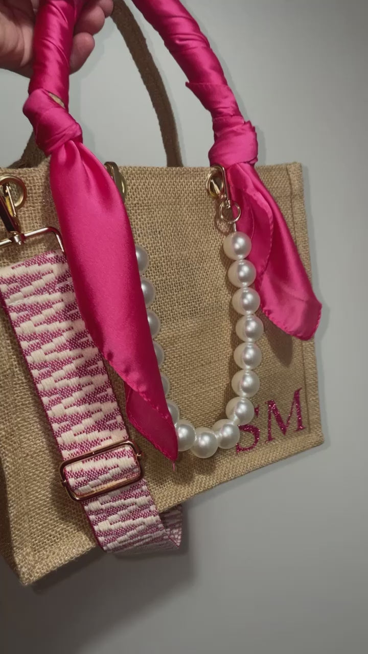 Petit sac en jute accesoirisé
