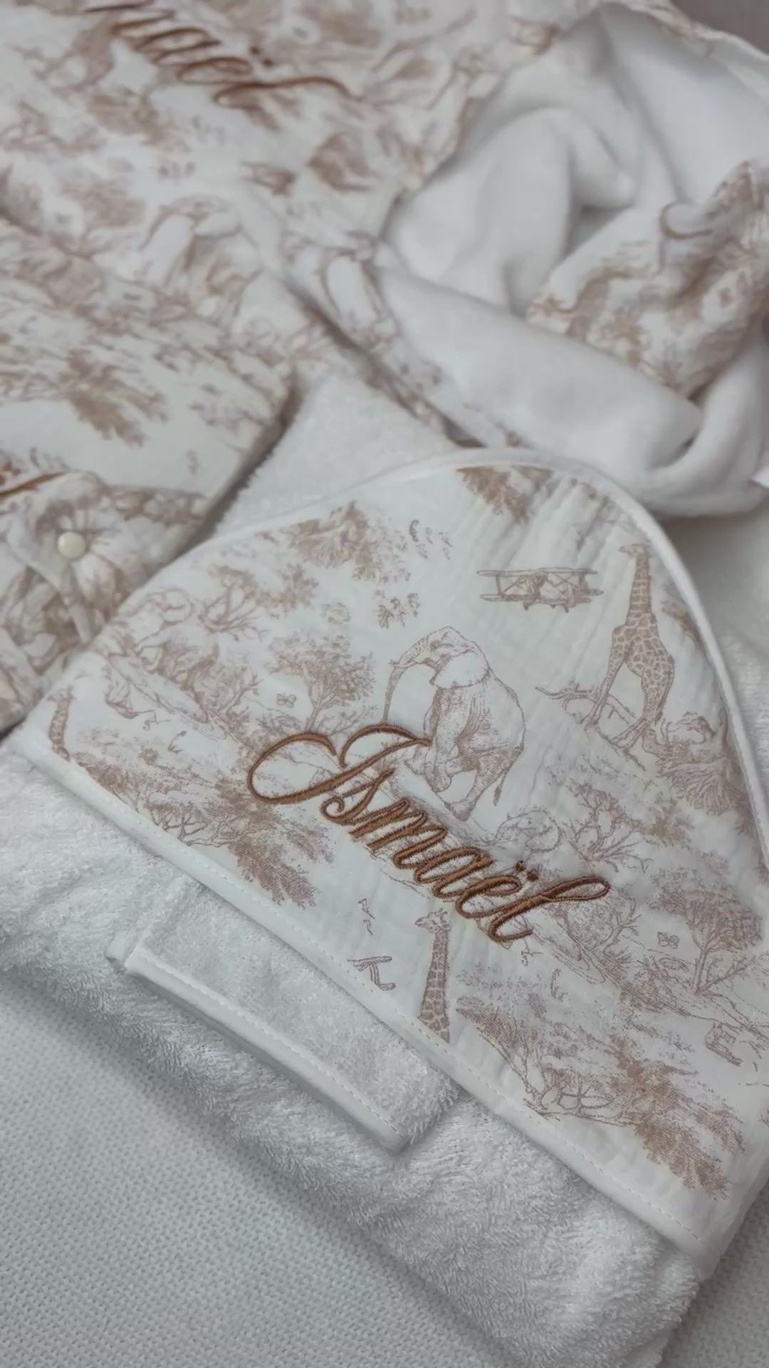 Coffret bébé couverture ,cape de bain, doudou ou protège carnet de santé